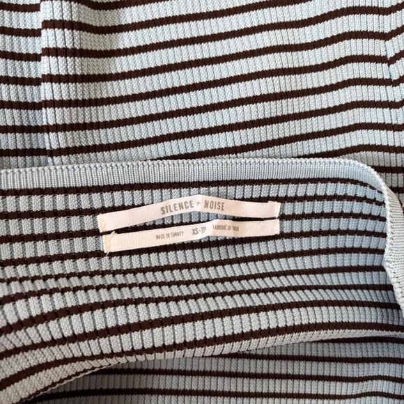 Urban Outfitters Women's Blue and Cream Crop-top - Picture 3 of 3